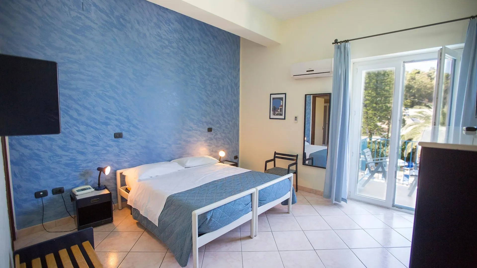 Hotel Tourist Cefalu 3*,